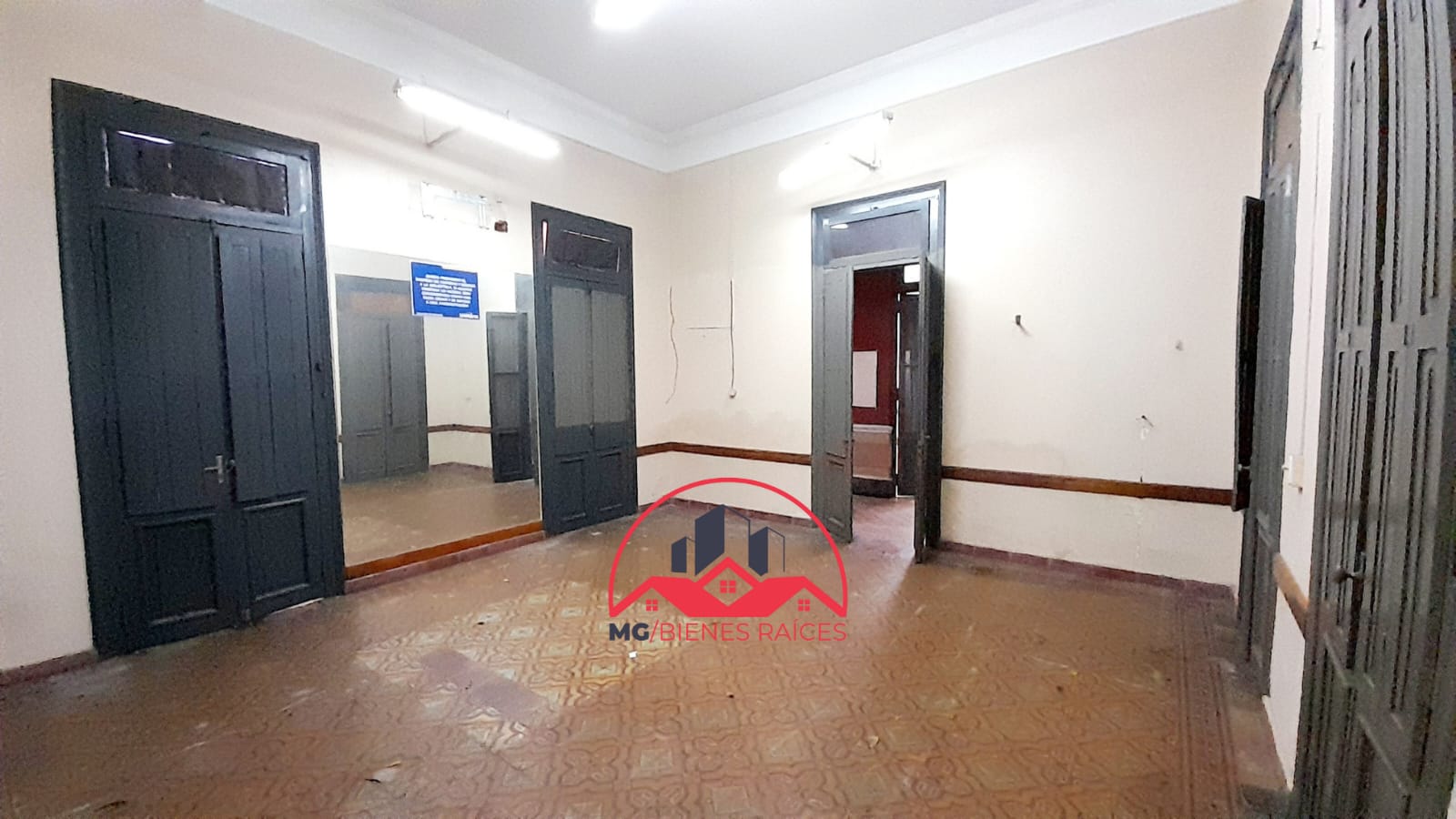 ALQUILO AMPLIA CASA IDEAL PARA UNIVERSIDAD, COLEGIO, EMPRESA o CONSULTORIA UBICACIÓN ESPAÑA Y BRASIL