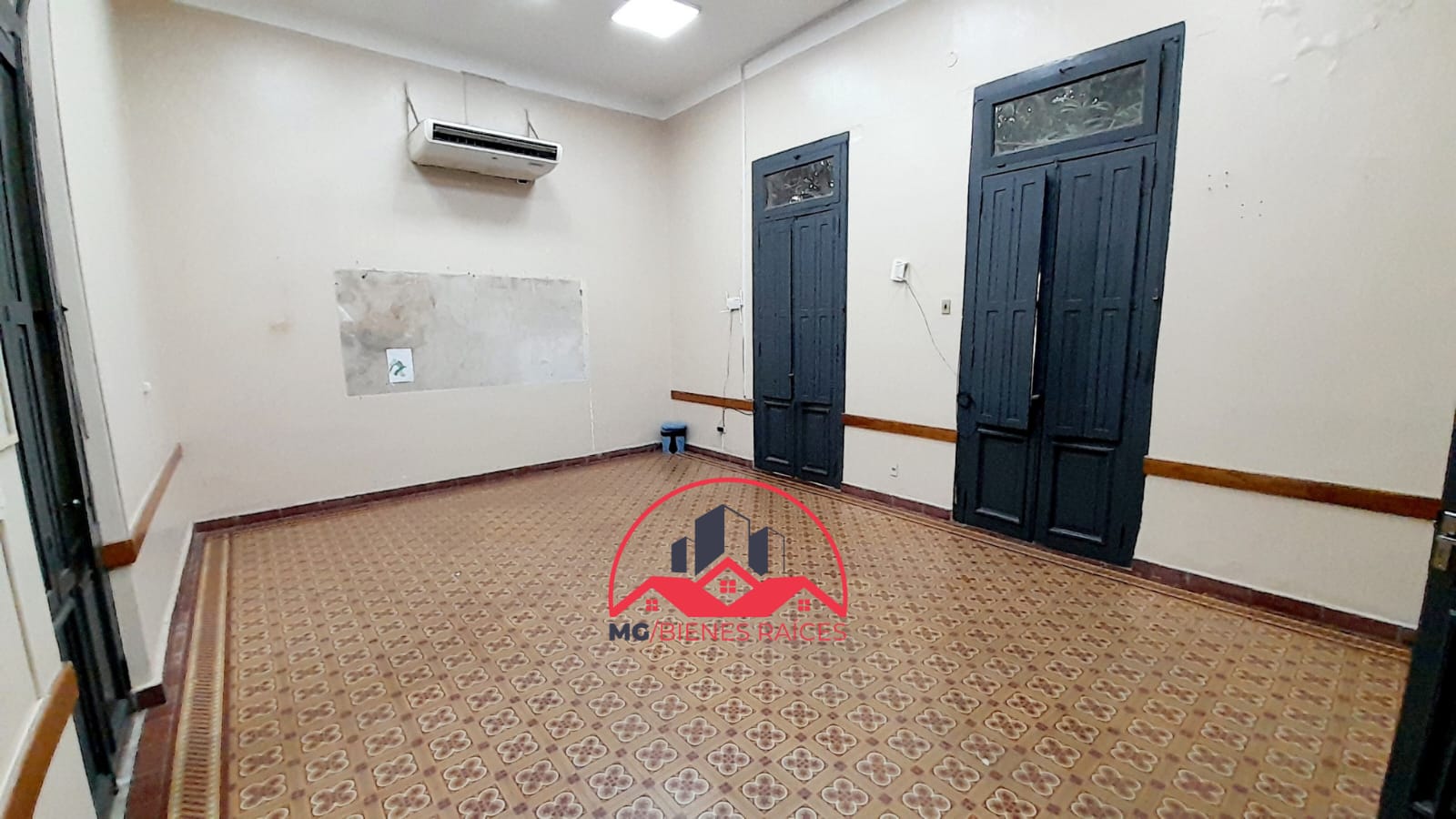 ALQUILO AMPLIA CASA IDEAL PARA UNIVERSIDAD, COLEGIO, EMPRESA o CONSULTORIA UBICACIÓN ESPAÑA Y BRASIL