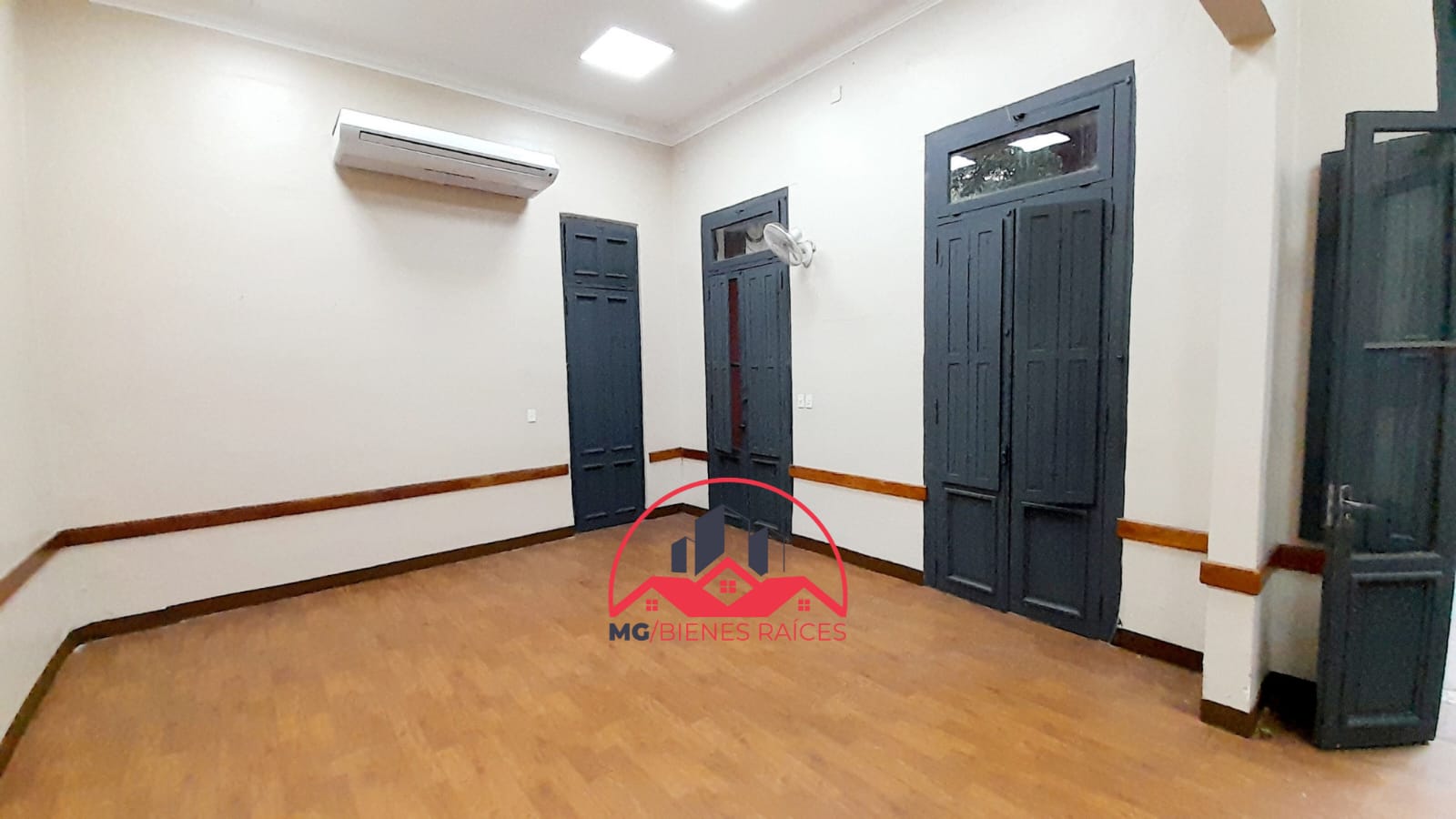ALQUILO AMPLIA CASA IDEAL PARA UNIVERSIDAD, COLEGIO, EMPRESA o CONSULTORIA UBICACIÓN ESPAÑA Y BRASIL