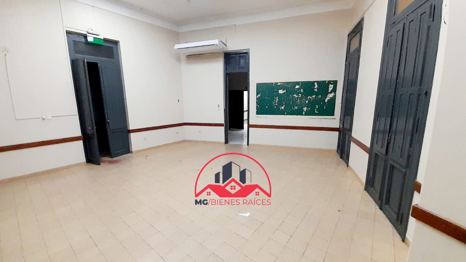 ALQUILO AMPLIA CASA IDEAL PARA UNIVERSIDAD, COLEGIO, EMPRESA o CONSULTORIA UBICACIÓN ESPAÑA Y BRASIL
