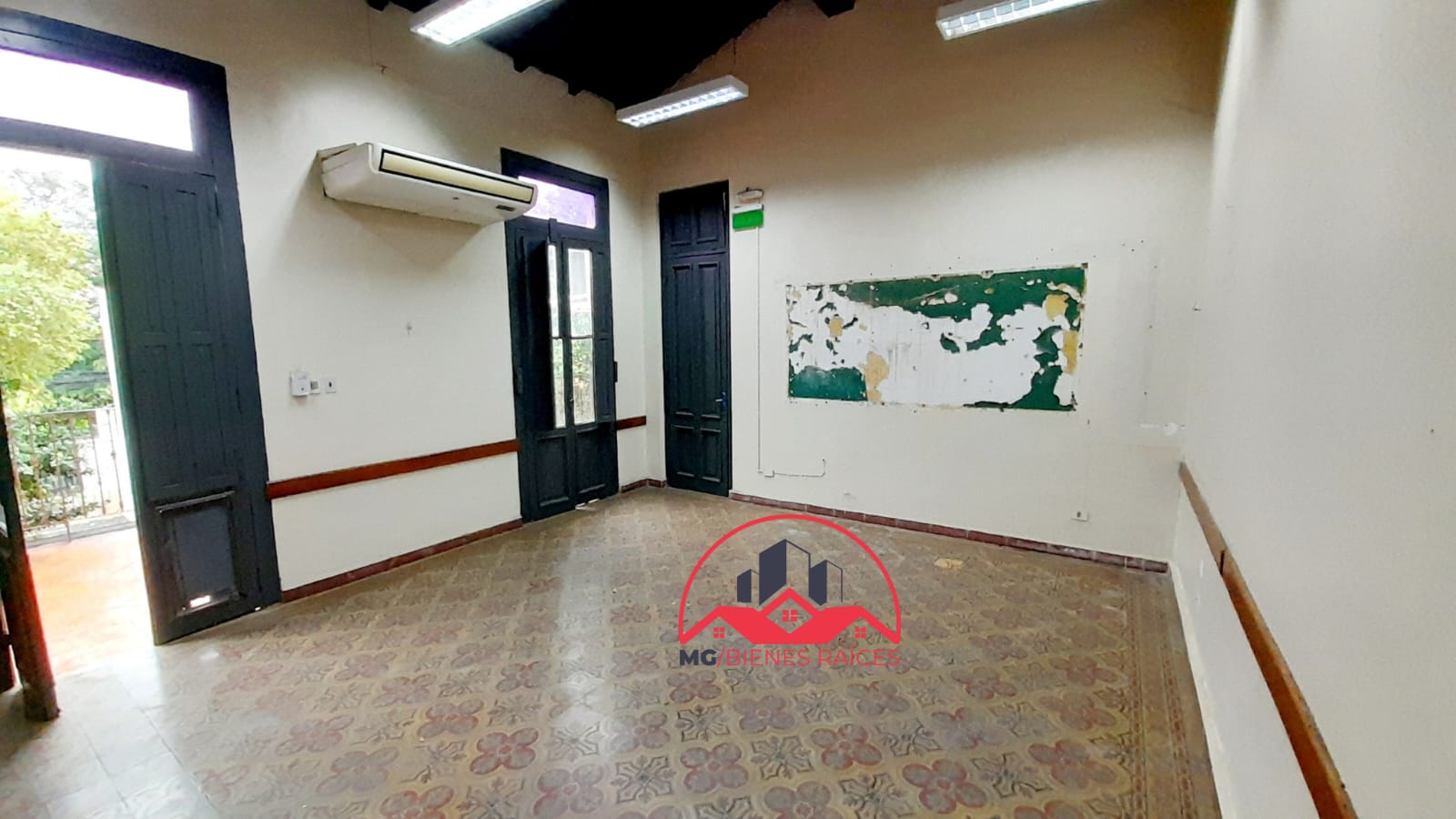 ALQUILO AMPLIA CASA IDEAL PARA UNIVERSIDAD, COLEGIO, EMPRESA o CONSULTORIA UBICACIÓN ESPAÑA Y BRASIL