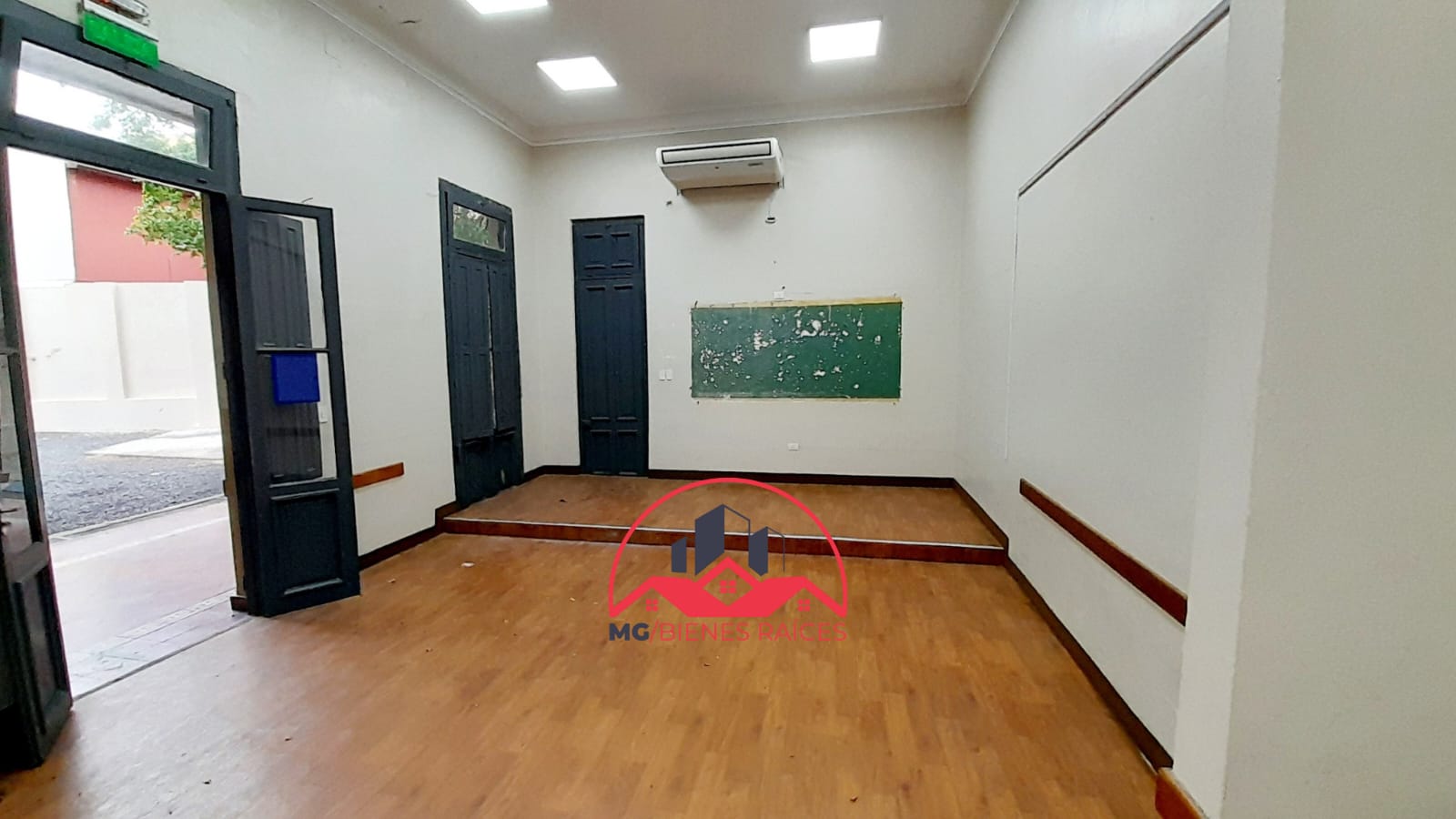 ALQUILO AMPLIA CASA IDEAL PARA UNIVERSIDAD, COLEGIO, EMPRESA o CONSULTORIA UBICACIÓN ESPAÑA Y BRASIL